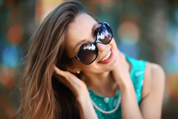 サングラスで陽気なブロンド 若い美しい女の子 サングラス 女性の夏の外観 — ストック写真