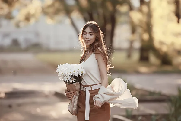 Flicka Som Innehar Bukett Blommor Promenad Parken Romantisk Ung Vacker — Stockfoto