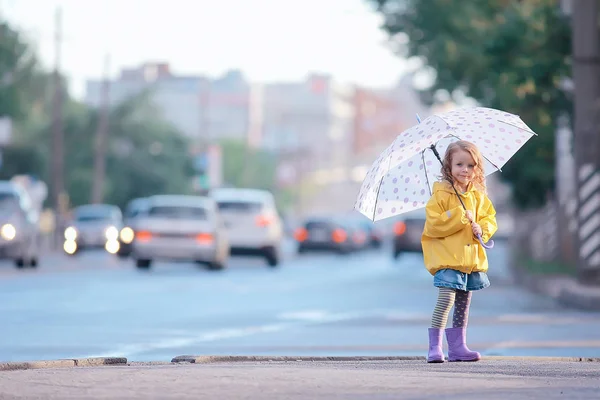 傘を持つ小さな女の子 小さな子供 雨の秋の散歩 傘を持つ濡れ天候の子供 — ストック写真