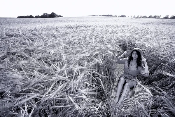 Ragazza Seduta Campo Con Cappello Paglia Vacanza Estiva Riposo Giovane — Foto Stock