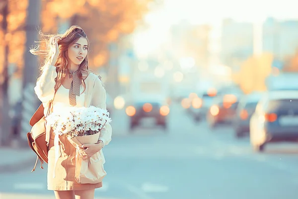 Çiçek Bir Demet Kız Sokak Arabaları Kentsel Görünümü Çiçek Tutan — Stok fotoğraf