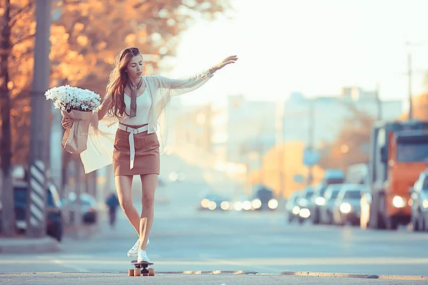 Ragazza Sella Uno Skate Città Modella Giovane Ragazza Adulta Strada — Foto Stock