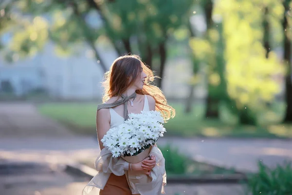 女孩拿着一束鲜花在公园里散步 浪漫年轻美丽可爱的模特 爱的感情礼物 — 图库照片