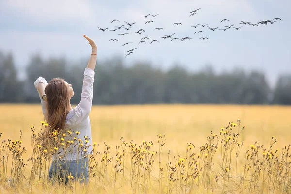 Ragazza Felice Nel Campo Autunnale Con Spikelets Paesaggio Adulto Giovane — Foto Stock