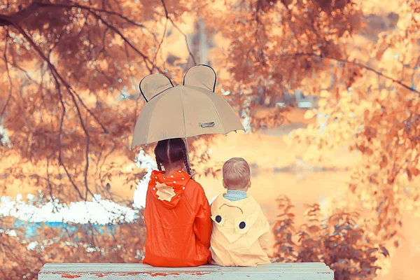 Hermano Hermana Bajo Paraguas Parque Niño Niña Parque Otoño Caminar —  Fotos de Stock