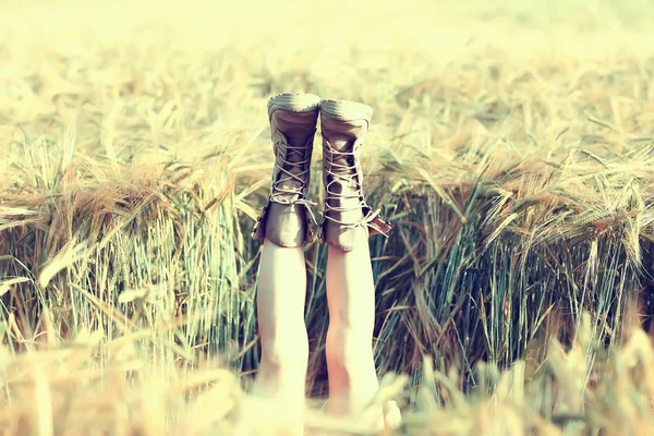 Ragazza Trova Nel Campo Con Gambe Alzate Stivali Gambe Sporgono — Foto Stock