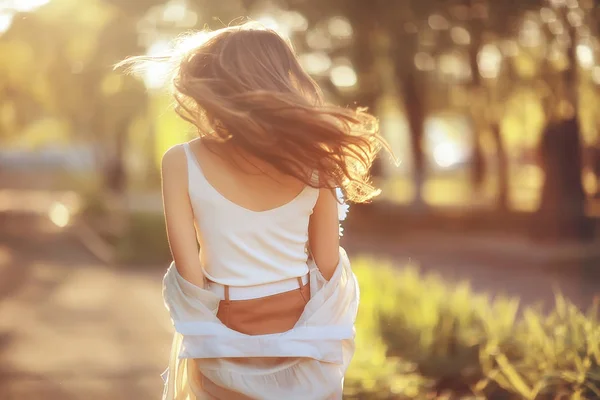 Wind Lange Haare Sommer Mädchen Porträt Freiheit Glück Unabhängigkeit Touristenreisen — Stockfoto