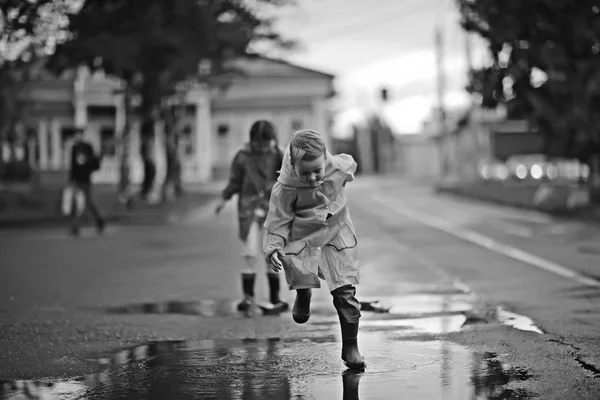 Meninos Meninas Crianças Uma Caminhada Outono Parque Outono Capas Chuva — Fotografia de Stock