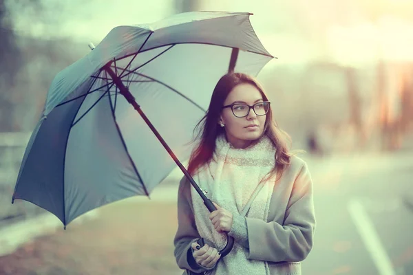 모델과 풍경에 우산소녀 — 스톡 사진