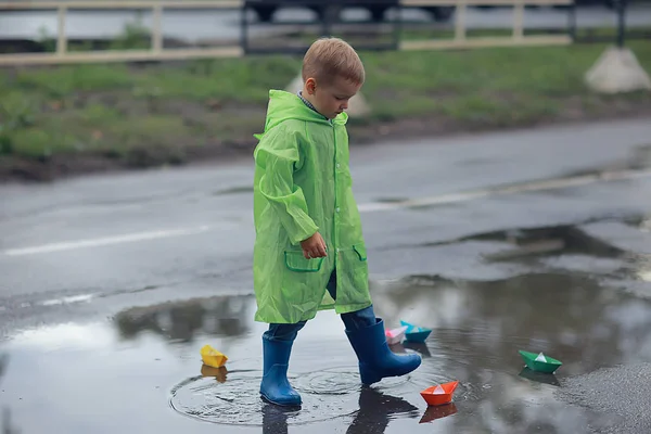 Bir Çocuk Bir Birikintisi Çocukluk Yürüyüş Parkta Sonbahar Oyunu Bir — Stok fotoğraf