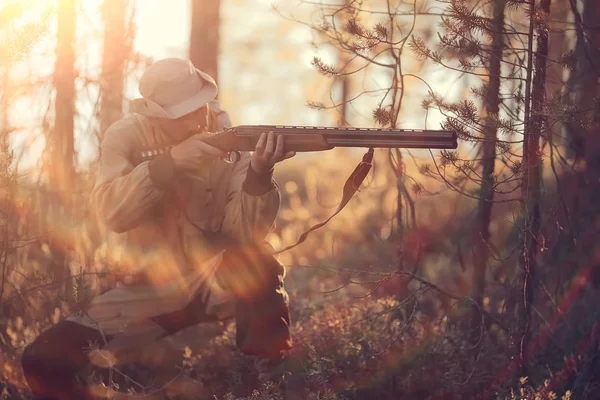 Lov Člověka Lovce Pistolí Podzimním Lese Žluté Stromy Tajga — Stock fotografie