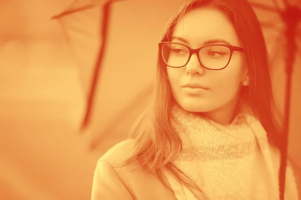 Autunno Stress Girl Solitario Ragazza Nel Parco Vista Ottobre Paesaggio — Foto Stock