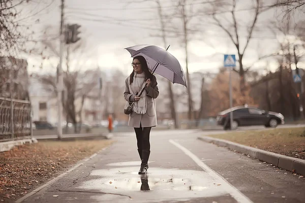 Menina Com Guarda Chuva Cidade Vista Urbana Paisagem Com Modelo — Fotografia de Stock