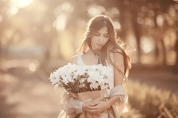 Ragazza Che Tiene Mazzo Fiori Una Passeggiata Nel Parco Romantico — Foto Stock