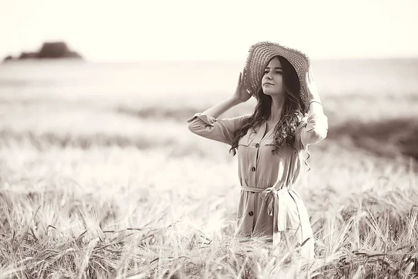 Menina Vestido Campo Trigo Conceito Feliz Férias Verão Modelo Campo — Fotografia de Stock