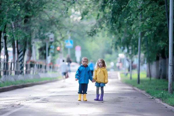 Jungen Und Mädchen Beim Herbstspaziergang Park Herbstpark Regenjacken Für Kinder — Stockfoto