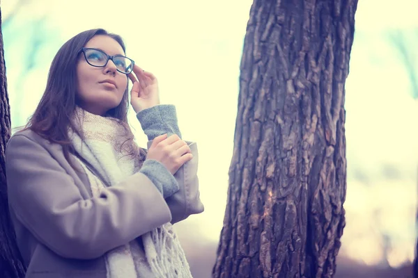 Autunno Ragazza Occhiali Autunno Sguardo Ragazza Occhiali Trasparenti Vista — Foto Stock