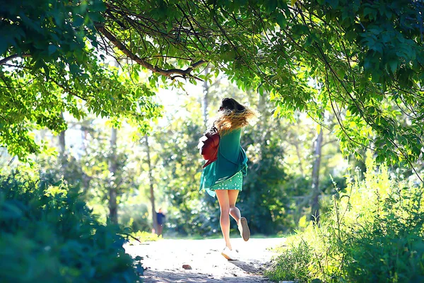 Verspielte Erwachsene Junge Mädchen Sommer Wirbelt Springen Fröhlich Schöne Modell — Stockfoto