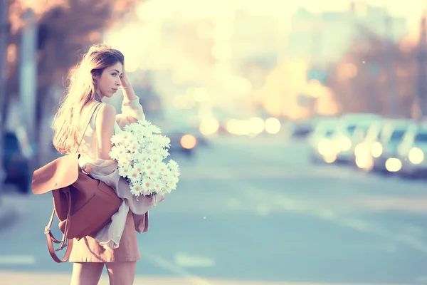 Fille Avec Bouquet Fleurs Promenades Voitures Rue Vue Urbaine Paysage — Photo