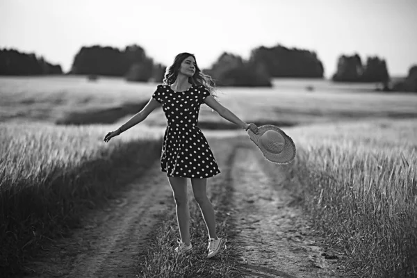 Kız Elbise Buğday Tarlası Mutlu Yaz Tatili Konsepti Güneşli Bir — Stok fotoğraf