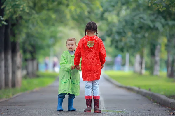 Enfants Garçons Filles Lors Une Promenade Automnale Dans Parc Parc — Photo