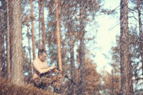 Homem Vai Caçar Floresta Verão Paisagem Floresta Caçador Com Uma — Fotografia de Stock