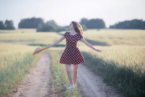 Menina Vestido Campo Trigo Conceito Feliz Férias Verão Modelo Campo — Fotografia de Stock