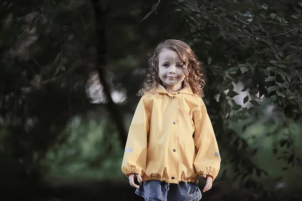 Petite Fille Imperméable Jaune Portrait Enfant Vêtements Automne Une Promenade — Photo