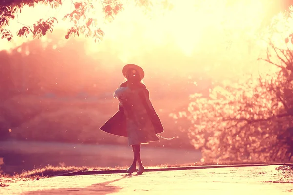 夏のイブニングドレスで夕日シルエット帽子女の子 モデル 太陽の下でシルエット美しいフルレングスモデル — ストック写真