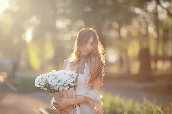 Menina Feliz Com Flores Cidade Verão Foto Jovem Menina Bonita — Fotografia de Stock