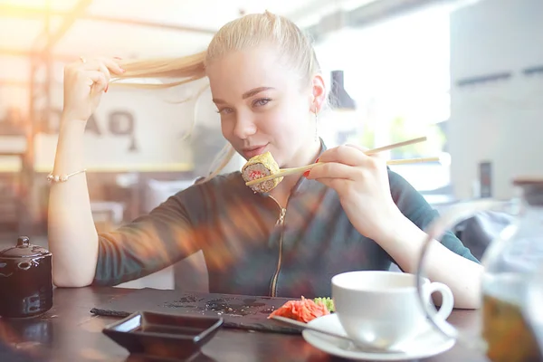 Дівчина Їсть Суші Роли Ресторані Східна Кухня Японське Продовольство Молода — стокове фото