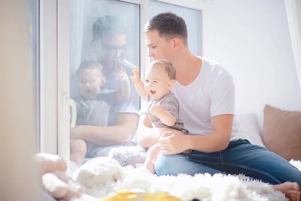 子供は窓に親指 幼児とお父さんを示し ケア幸運健康家族 — ストック写真