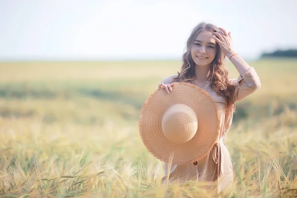 Vetefält Sommar Landskap Lycklig Ung Modell Frihet Och Avslappnings Koncept — Stockfoto