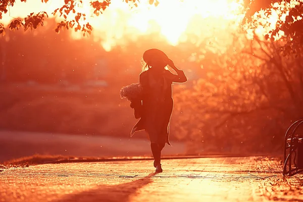Güneş Günbatımı Siluet Şapka Kız Model Bir Yaz Akşam Elbisesi — Stok fotoğraf