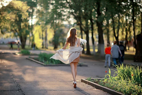 Ragazza Che Tiene Mazzo Fiori Una Passeggiata Nel Parco Romantico — Foto Stock