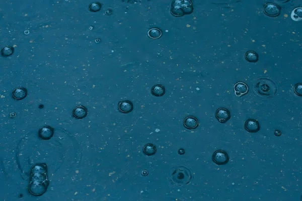 Fundo Azul Poça Chuva Gotas Chuva Círculos Uma Poça Bolhas — Fotografia de Stock