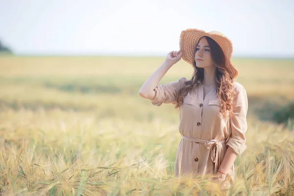 Vetefält Sommar Landskap Lycklig Ung Modell Frihet Och Avslappnings Koncept — Stockfoto