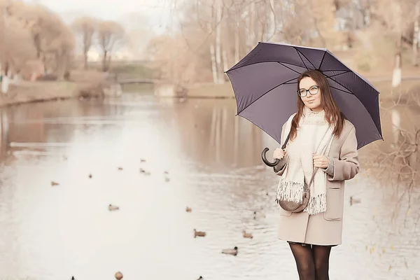 Lungo Sfondo Ragazza Ombrello Orizzontale Vista Pioggia Autunno Giorno Giovane — Foto Stock