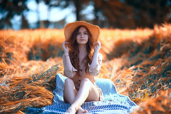 Campo Grano Paesaggio Estivo Felice Giovane Modello Libertà Concetto Relax — Foto Stock