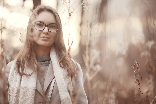 Felicità Ragazza Autunno Vista Ragazza Vista Felicità Autunno Paesaggio — Foto Stock