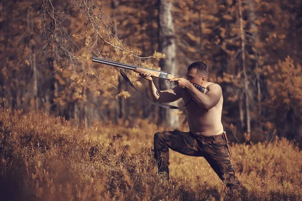 Lov Člověka Lovce Pistolí Podzimním Lese Žluté Stromy Tajga — Stock fotografie