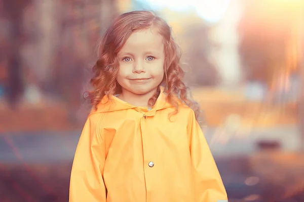 Dziewczynka Żółtym Płaszczu Portret Dziecka Jesienią Ubrania Spacer Deszczu — Zdjęcie stockowe