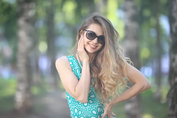 Loira Verão Cidade Parque Andar Bonito Vista Bela Jovem Mulher — Fotografia de Stock