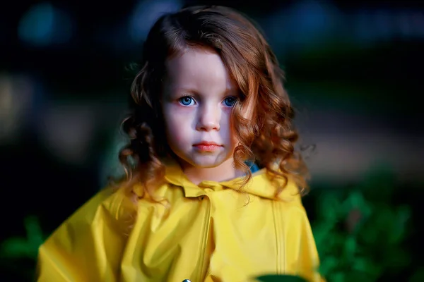 穿着黄色雨衣的小女孩 穿着秋装的孩子的肖像 在雨中散步 — 图库照片