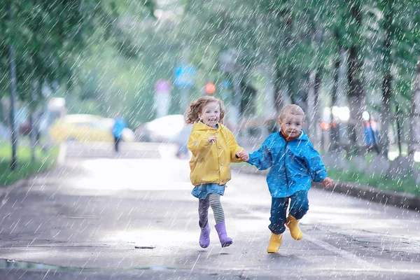 Barn Bror Och Syster Spela Höst Regn Oktober Vädret Små — Stockfoto