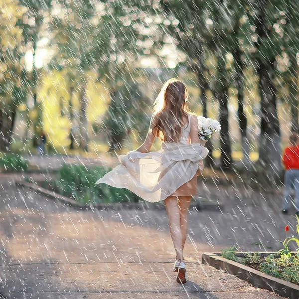 Menina Feliz Com Flores Cidade Verão Foto Jovem Menina Bonita — Fotografia de Stock