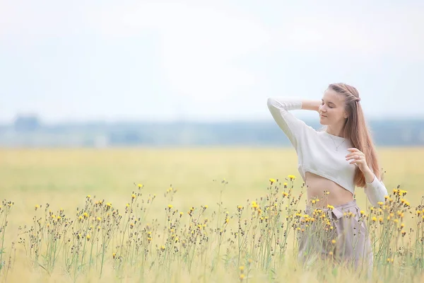 小さな風景 大人の若い女の子の肖像画 夏の外観 自然と秋のフィールドで幸せな女の子 — ストック写真