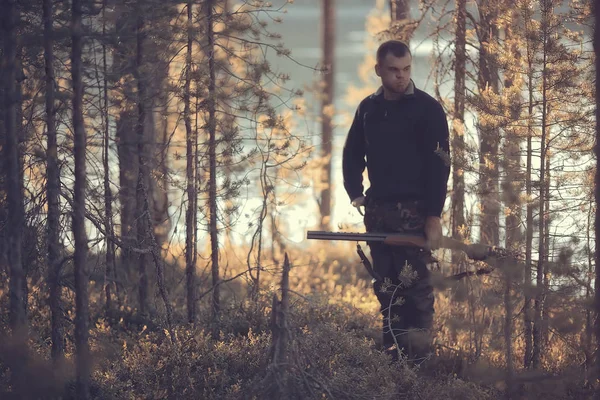Polowanie Mężczyzna Myśliwy Polowania Pistolet Jesiennym Lesie Żółte Drzewa Krajobraz — Zdjęcie stockowe