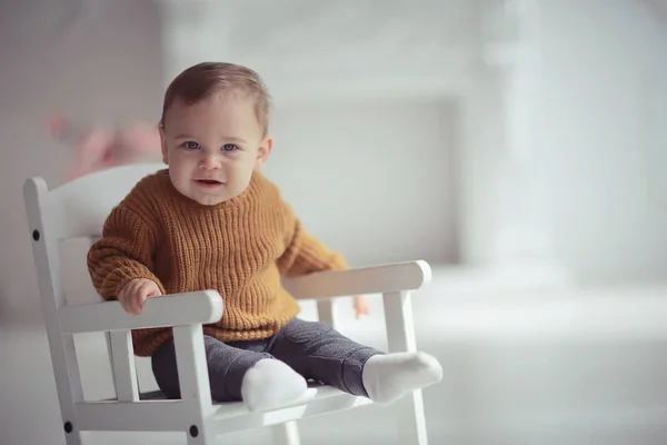 따뜻한 스웨터 초상화 아이에 따뜻한 스웨터 초상화에 — 스톡 사진
