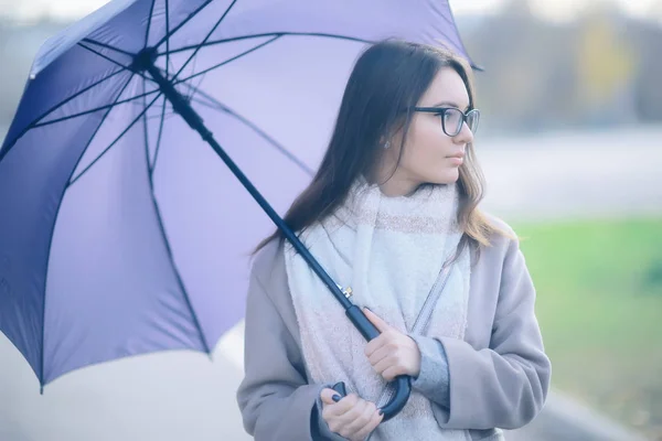 Autunno Ragazza Occhiali Autunno Sguardo Ragazza Occhiali Trasparenti Vista — Foto Stock